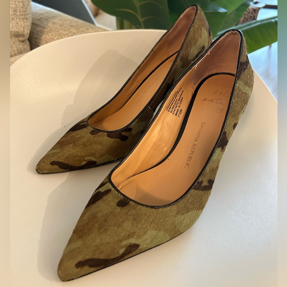 Banana Republic mid heels pumps